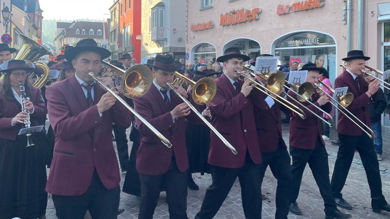 96 Blutreitergruppen und Musikkapellen ziehen beim Blutritt 2024 durch Weingarten.