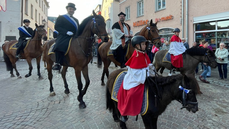 96 Blutreitergruppen und Musikkapellen ziehen beim Blutritt 2024 durch Weingarten.