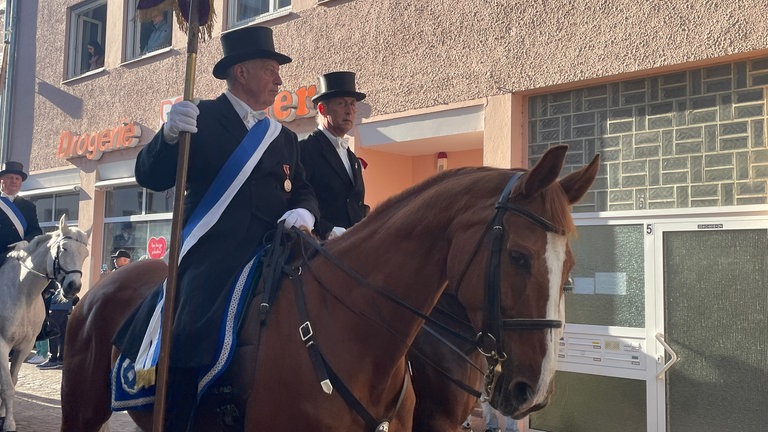 Rund 2.000 Reiterinnen und Reiter ziehen beim Blutritt 2024 durch Weingarten.