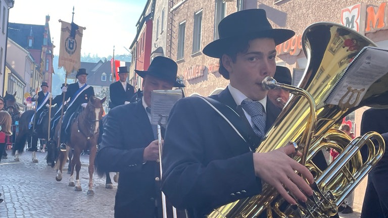 Rund 2.000 Reiterinnen und Reiter ziehen beim Blutritt 2024 durch Weingarten.