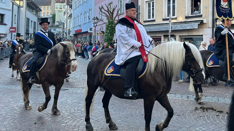 96 Blutreitergruppen und Musikkapellen ziehen beim Blutritt 2024 durch Weingarten.