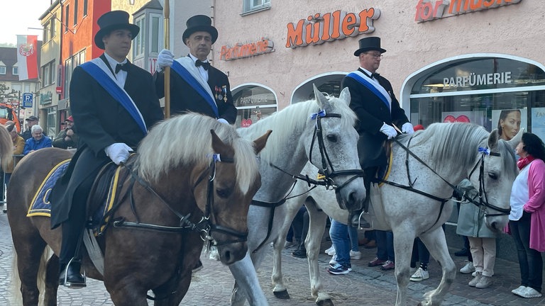 96 Blutreitergruppen und Musikkapellen ziehen beim Blutritt 2024 durch Weingarten.