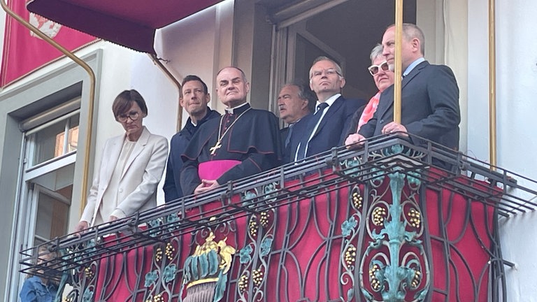 Rund 2.000 Reiterinnen und Reiter ziehen beim Blutritt 2024 durch Weingarten.