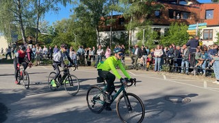 Schülerinnen und Schüler wollen von Überlingen nach Neapel mit dem Rennrad fahren.