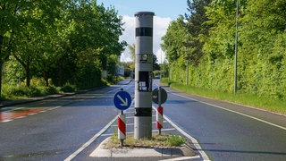 Zerstörte Blitzeranlage auf einer Verkehrsinsel (Symbolbild)