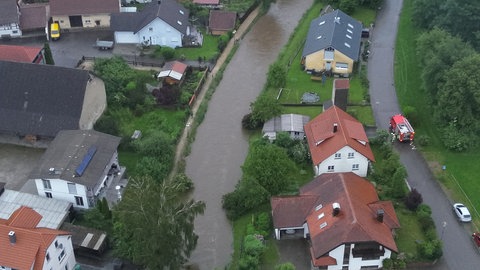 Die Ablach droht über die Ufer zu treten. 