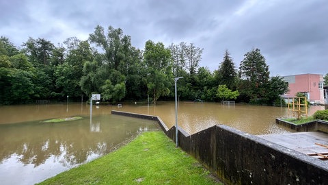 Eine Grundschule in Meckenbeuren wurde überschwemmt.