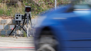 Ein Auto wird von einem Geschwindigkeitsmessgerät geblitzt. 