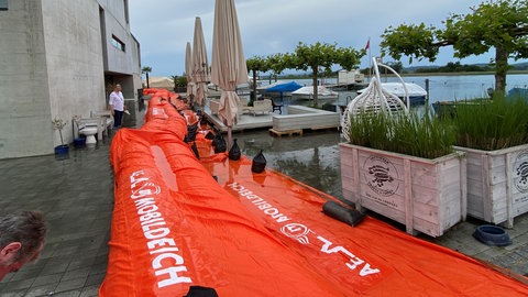 In Gottlieben am Untersee soll ein mobiler Deich gegen das Wasser helfen.