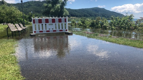 Das Wasser des Bodensees hat den Uferweg in Bodman-Ludwigshafen überspült.