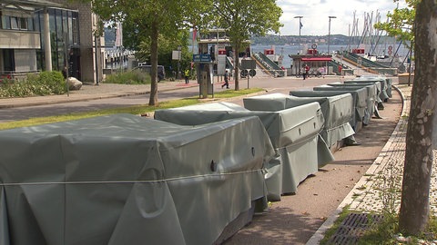 Mit Aushubmaterial gefüllte Container können als Ballast auf der Autofähre genutzt werden, damit die Fähre tiefer im Bodensee liegt.