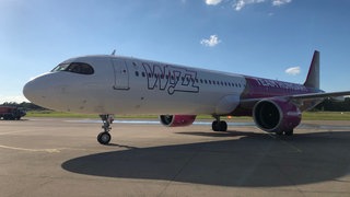 Flugzeug mit Bemalung der ungarischen Nationalmannschaft