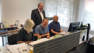 Wahlhelfer zählen Stimmenzettel aus