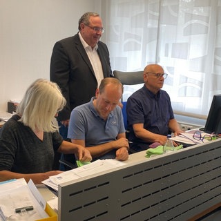 Wahlhelfer zählen Stimmenzettel aus