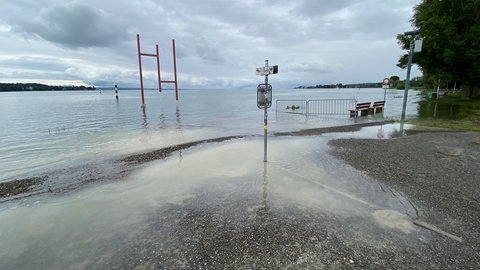 In Konstanz werden die Uferanlagen gegen das Hochwasser geschützt.