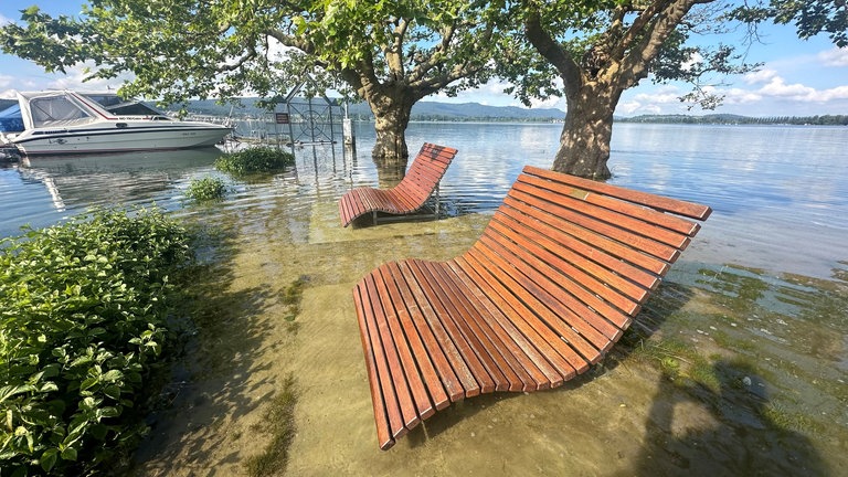 Hochwasser am Bodensee - Liegebänke am Ufer in Radolfzell.