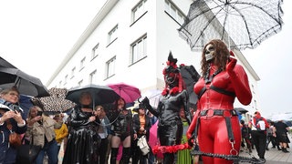 Zwei Teilnehmer auf dem Weg zum sogenannten Torture Ship 2024.