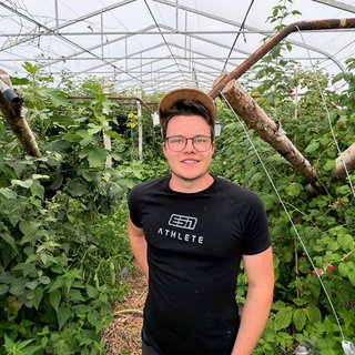 Jungbauer Felix Miller baut exotische Früchte wie Kiwi und Physalis an.