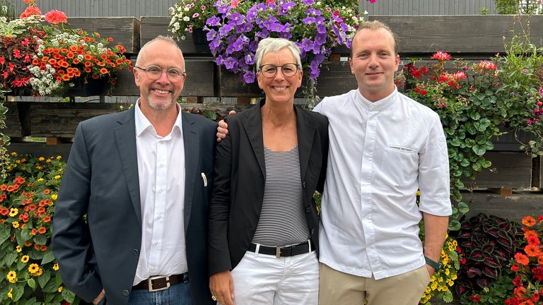 Sterneköche Jochen Fecht (links) und Julian Karr (rechts) mit SWR-Moderatorin Tina Löschner