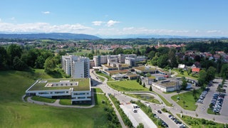 Blick aus der Luft auf den Wangener Krankenhauskomplex mit seinen Gebäuden.