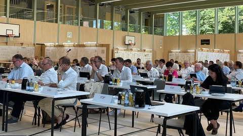 Nachdenkliche Kreisrätinnen und -Räte: Die OSK macht Rekordverluste