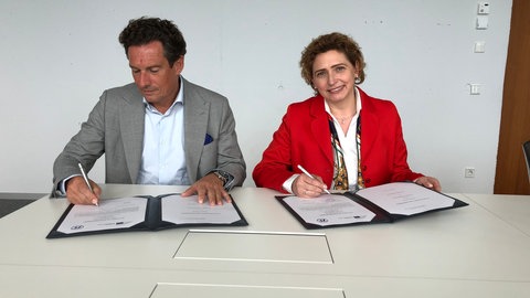 ZF Finanzvorstand Michael Frick und Nicola Beer, Vizepräsidentin der EIB, bei der Vertragsunterzeichnung.