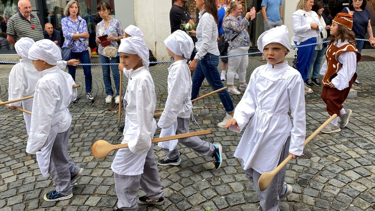 Bunt verkleidet ziehen die Kinder beim Rutenfest durch die Altstadt.