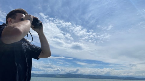 Mit dem Zollboot sind auf dem Bodensee vor Friedrichshafen Beamte unterwegs und suchen nach Schmuggelware