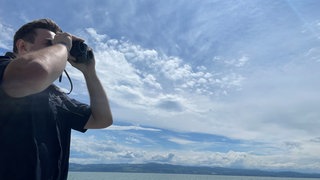 Mit dem Zollboot sind auf dem Bodensee vor Friedrichshafen Beamte unterwegs und suchen nach Schmuggelware