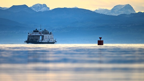 Eine Autofähre auf dem Bodensee vor Alpenpanorama