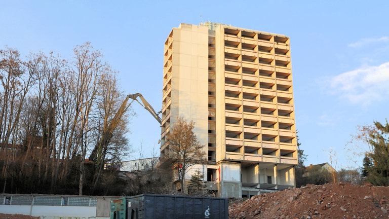 Rückbau des ehemaligen Schwesternwohnheims des früheren Kreiskrankenhauses in Biberach.