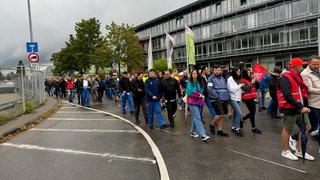 Beschäftigte von ZF Friedrichshafen protestieren gegen den geplanten Stellenabbau.
