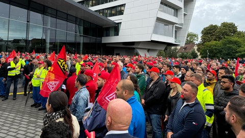 Beschäftigte von ZF Friedrichshafen protestieren gegen den geplanten Stellenabbau.