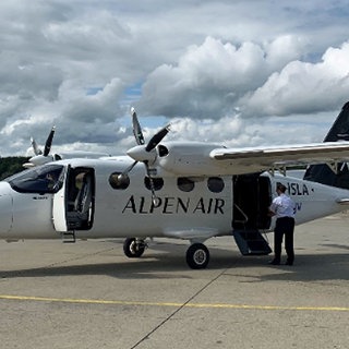 Ein Kleinflugzeug auf dem Rollfeld in Friedrichshafen