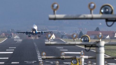 Ein Flugzeug startet vom Bodensee-Airport in Friedrichshafen aus.