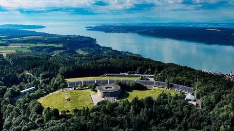 Luftaufnahme vom Wasserwerk auf dem Sipplinger Berg mit Blick auf den Bodensee