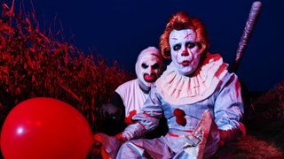 Zwei verkleidete Darsteller im "Labyrinth des Grauens" in Mengen. 