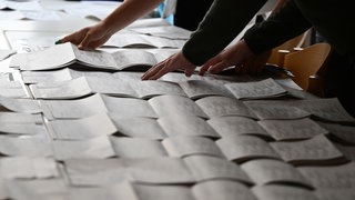 Stimmzettel werden ausgezählt. In Konstanz dauerte die Auszählung bei der Europa- und Kommunalwahl 2024 zu lang.