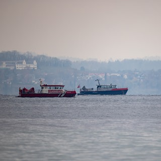 Schiffe suchen auf dem Bodensee nach zwei vermissten Seglern, deren Boot gekentert war.