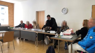Die angeklagte Familie sitzt vor dem Amtsgericht Ravensburg