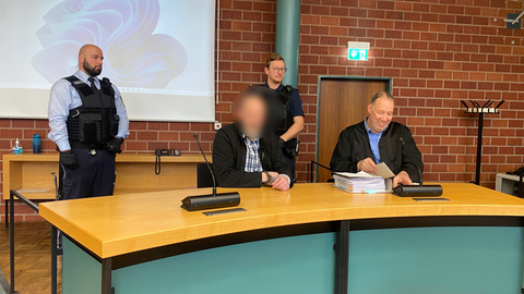 Der Angeklagte im Höri-Mordprozess sitzt neben seinem Anwalt.