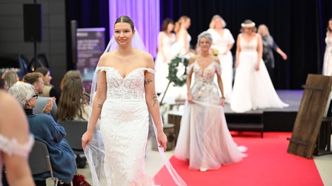 Modenschau mit Hochzeitskleidern auf der Hochzeitsmesse "Ewig Dein" in Ravensburg. 