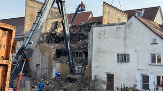 Die Brandruine von Riedlingen wird vorsichtig zurückgebaut. Ein vermisster Bewohner wird darin vermutet.