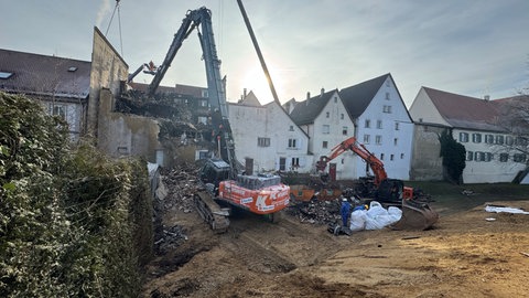 Die Brandruine von Riedlingen wird vorsichtig zurückgebaut. 