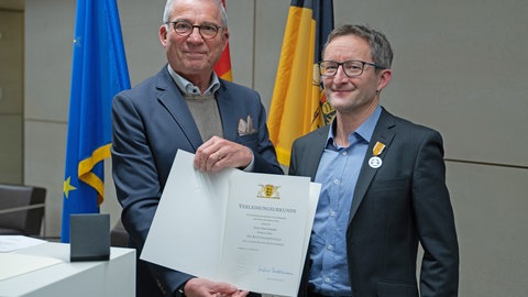Innenminister Thomas Strobl (CDU) überreichte die Rettungsmedaille an Tobias Schneller.