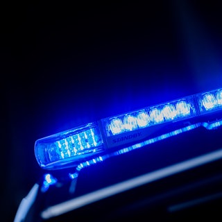 Blaulicht an einem Polizeiauto. Die Polizei hat in Bad Waldsee eine mutmaßliche Kinderbande ermittelt. (Symbolbild)