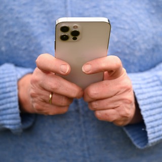 Eine Frau schaut auf ihr Handy: Nachrichten werden immer häufiger online abgerufen.
