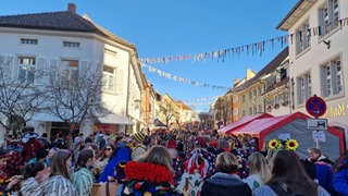 Strahlend blauer Himmel und volle Straßen vor dem Umzug in Engen. 44 Zünfte nehmen am Narrentreffen teil.