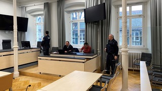 Angeklagter, verpixelt, im Gerichtsaal des Landgerichts Ravensburg