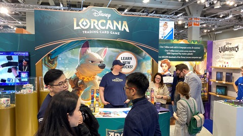Ein Stand zum Sammelkarten-Spiel Disney Lorcana